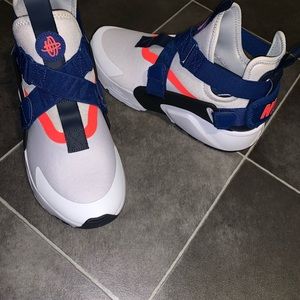 Nike Air Huarache City Size 9